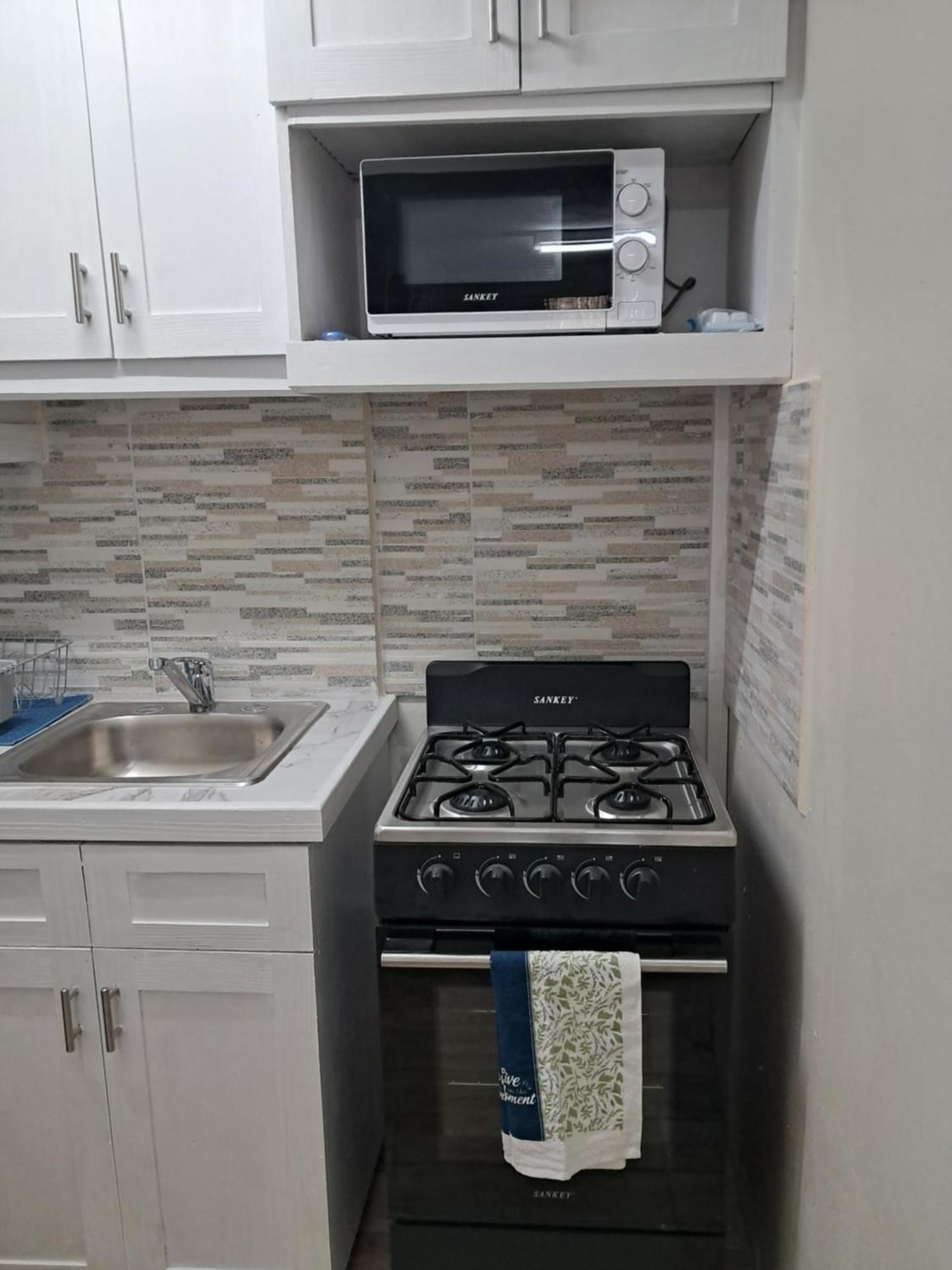 Michand Guest Apartments- Cozy One Or Two Bedroom- 5 Walk Minutes From Airport 10 Mins Drive To Oistins Or Beach Christ Church Bagian luar foto