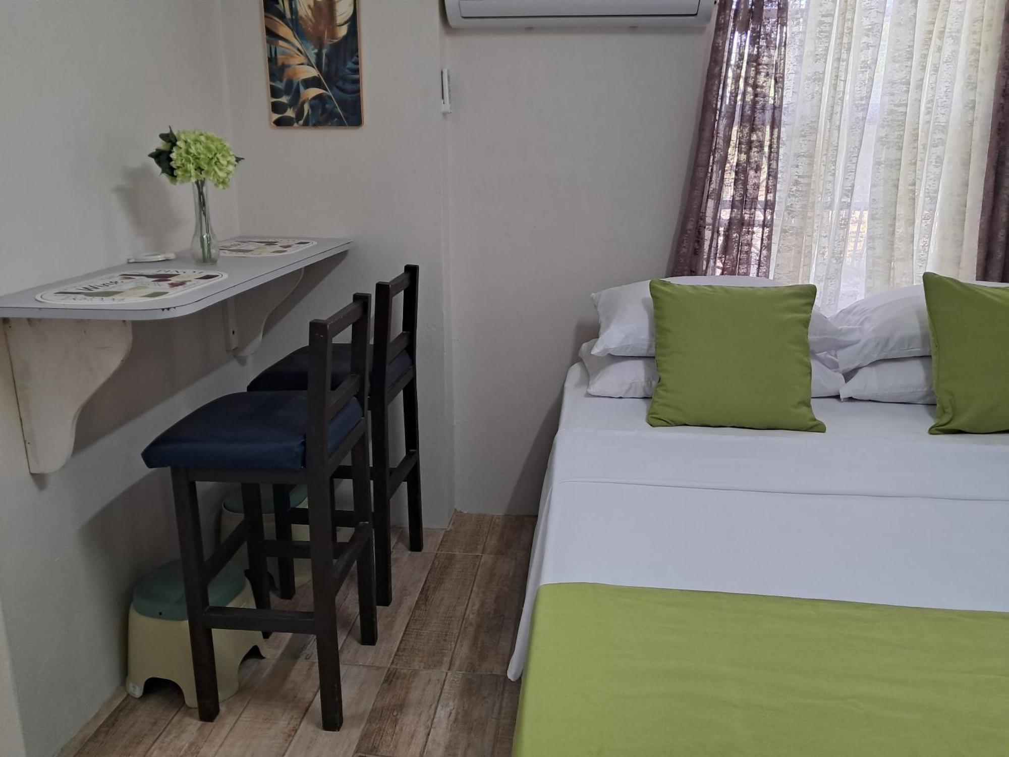 Michand Guest Apartments- Cozy One Or Two Bedroom- 5 Walk Minutes From Airport 10 Mins Drive To Oistins Or Beach Christ Church Bagian luar foto