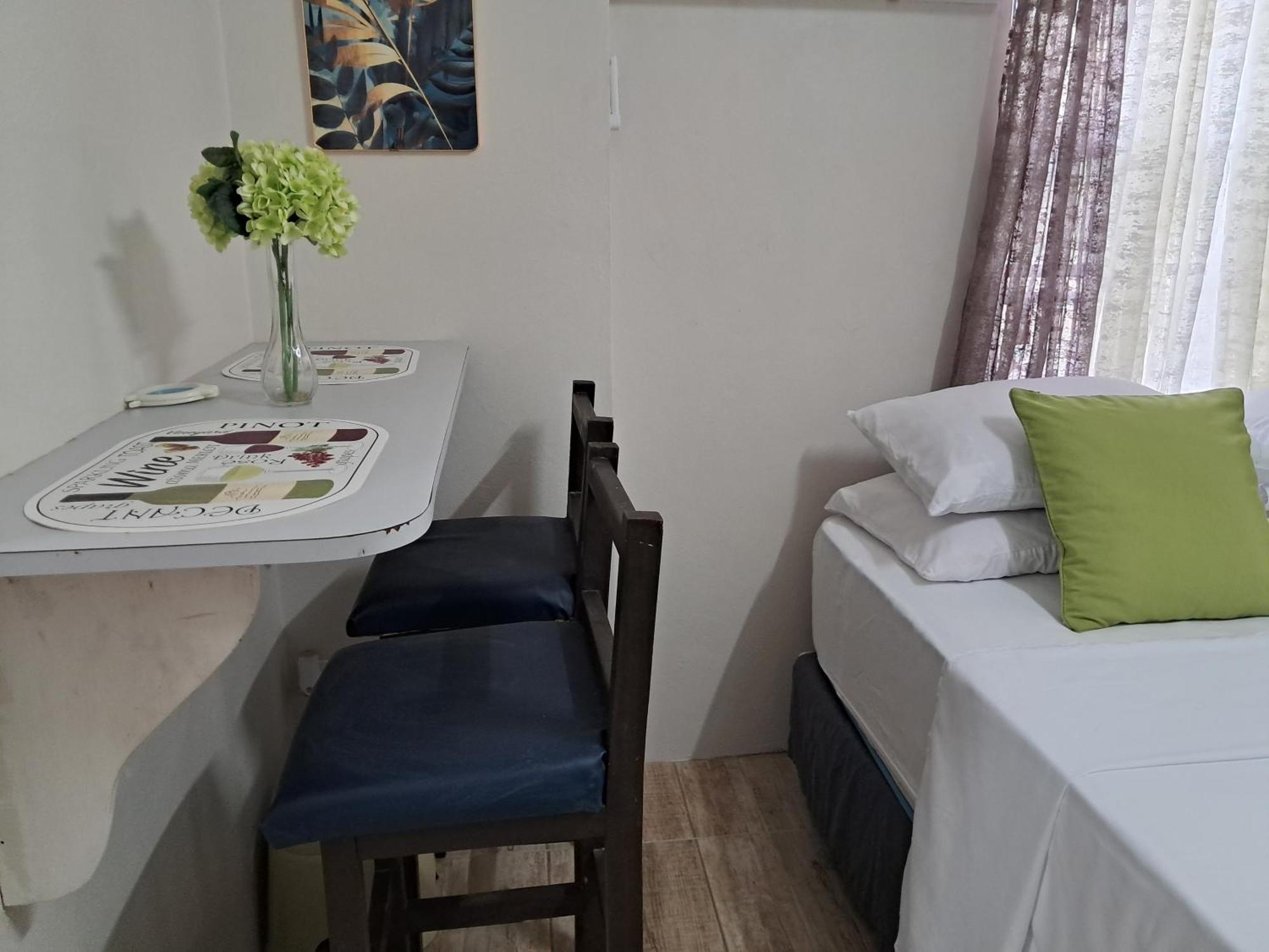 Michand Guest Apartments- Cozy One Or Two Bedroom- 5 Walk Minutes From Airport 10 Mins Drive To Oistins Or Beach Christ Church Bagian luar foto
