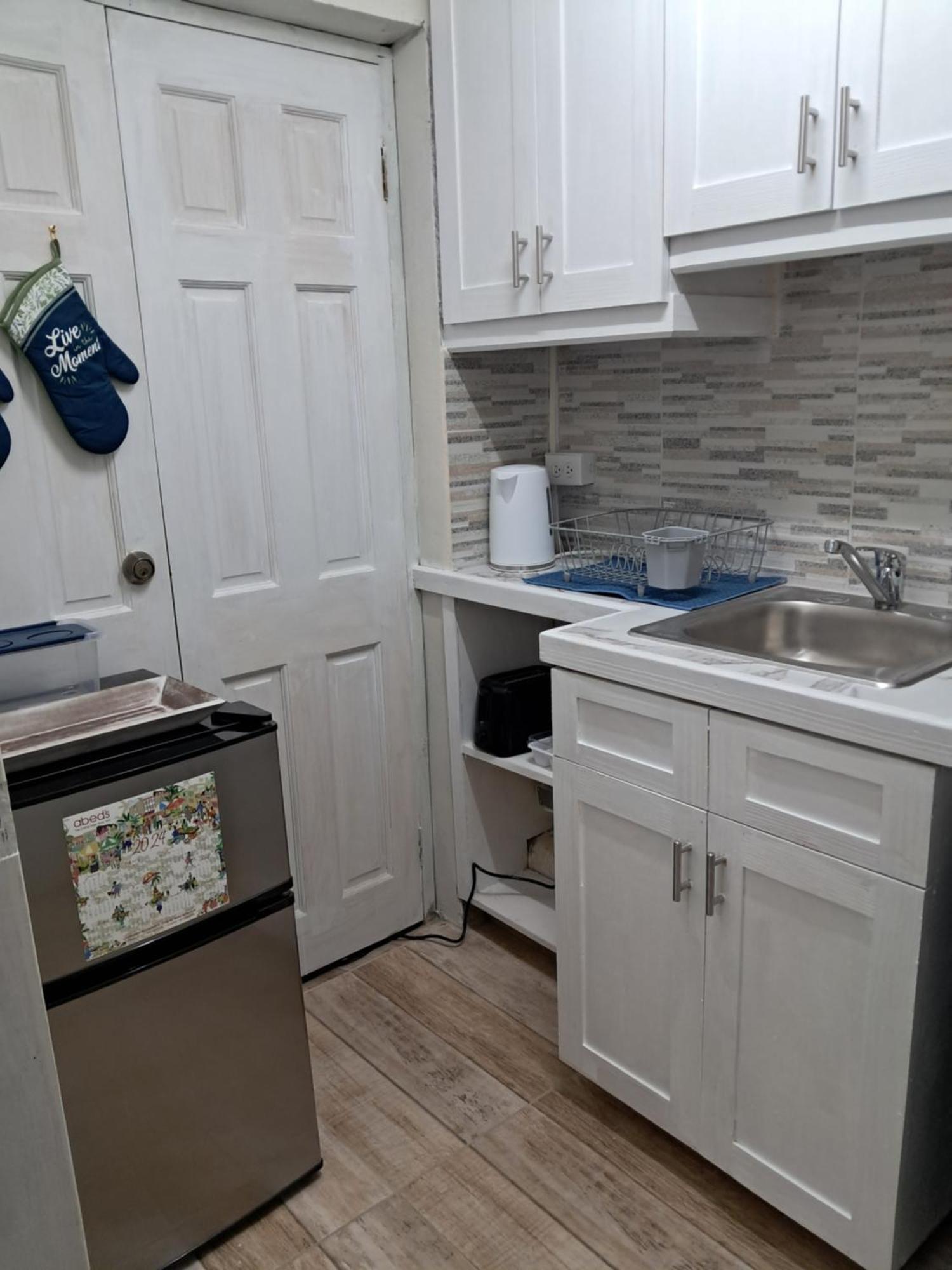 Michand Guest Apartments- Cozy One Or Two Bedroom- 5 Walk Minutes From Airport 10 Mins Drive To Oistins Or Beach Christ Church Bagian luar foto