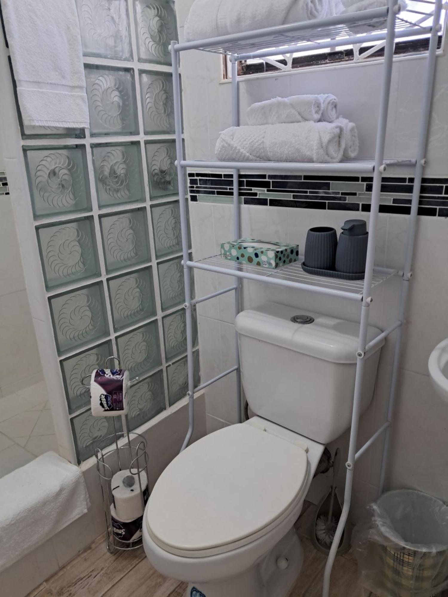 Michand Guest Apartments- Cozy One Or Two Bedroom- 5 Walk Minutes From Airport 10 Mins Drive To Oistins Or Beach Christ Church Bagian luar foto