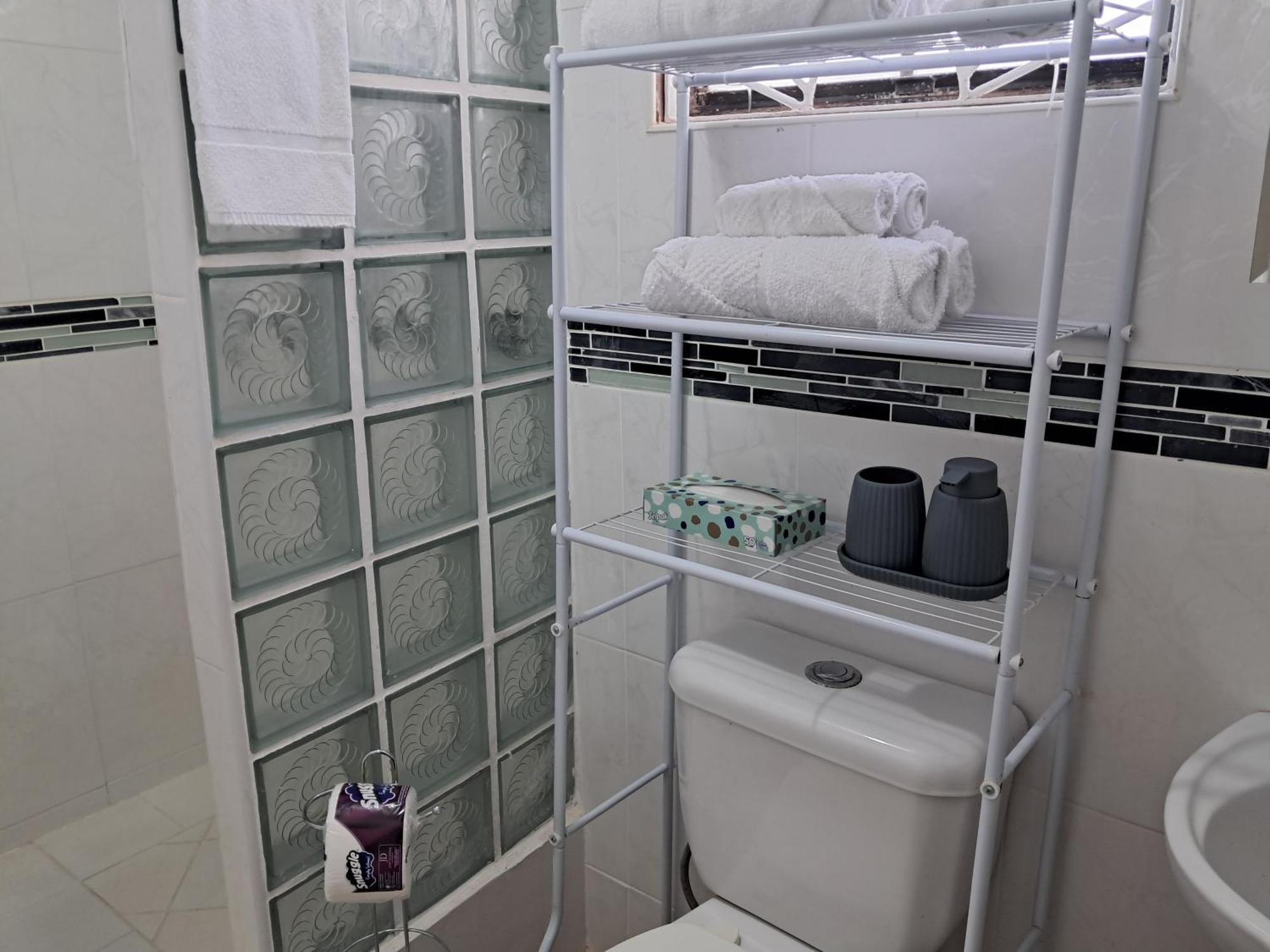 Michand Guest Apartments- Cozy One Or Two Bedroom- 5 Walk Minutes From Airport 10 Mins Drive To Oistins Or Beach Christ Church Bagian luar foto
